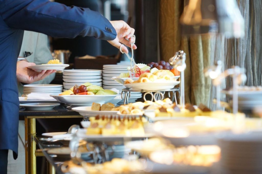 Viene sola de vacaciones a Tenerife y una familia hace lo imposible por echarla del restaurante por lo que estaba bebiendo