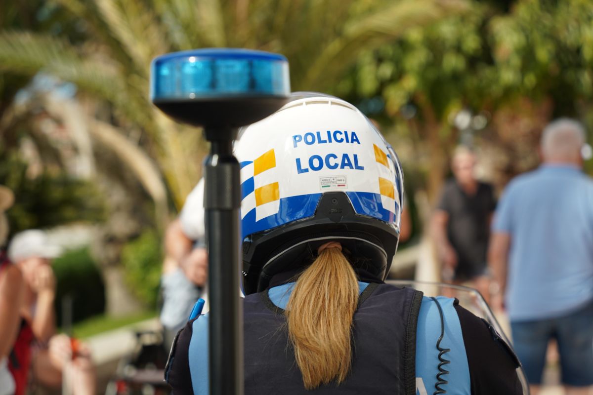 Dejan a un perro encerrado en un coche en Santa Cruz de Tenerife. Policía Local