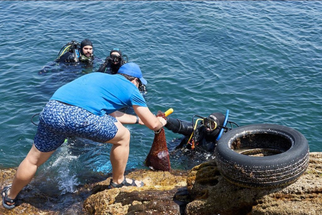 Retiran 45 kilos de basura en un mismo días en dos populares playas de Canarias