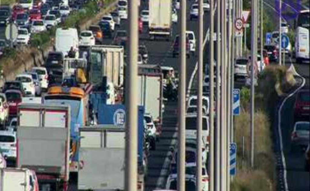Colas kilométricas en la autopista TF-5 por un accidente