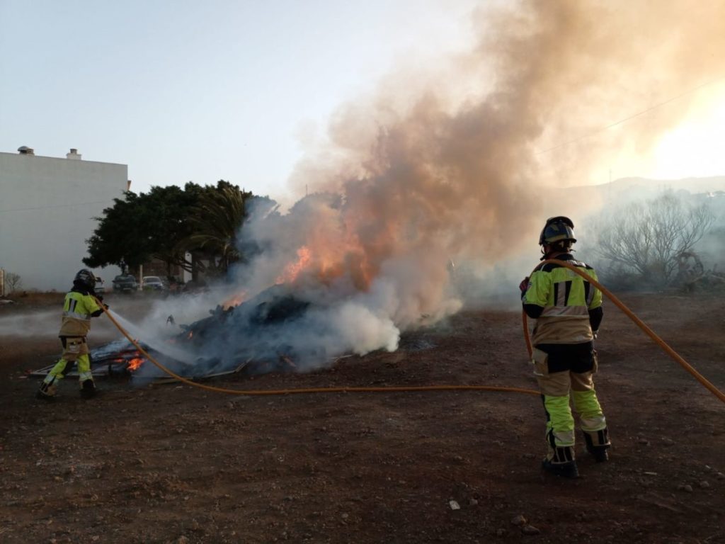 Las hogueras de San Pedro en Tenerife dejan 12 intervenciones de bomberos
