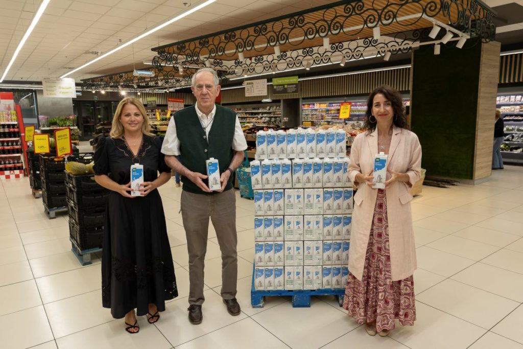 Fundación DinoSol dona más de 1.500 litros de leche a la campaña ‘Ningún hogar sin alimentos’