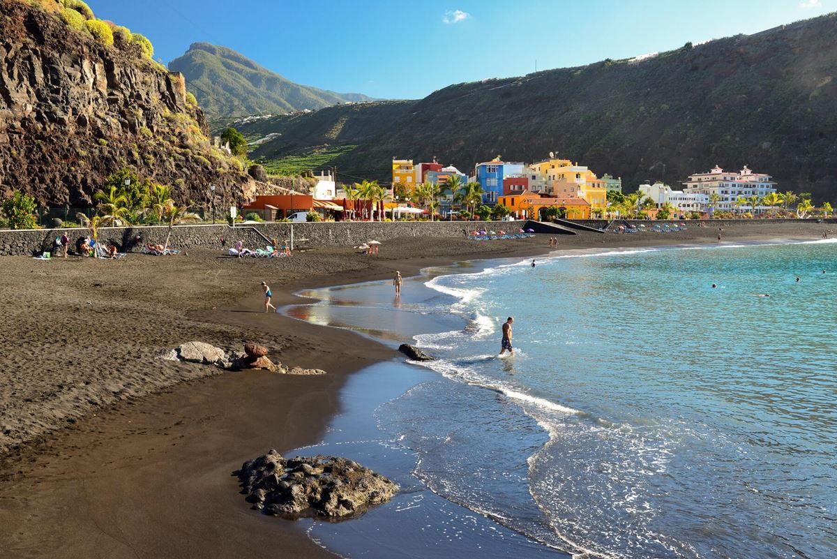Un guardia civil fuera de servicio salva la vida de un hombre en una playa de Canarias