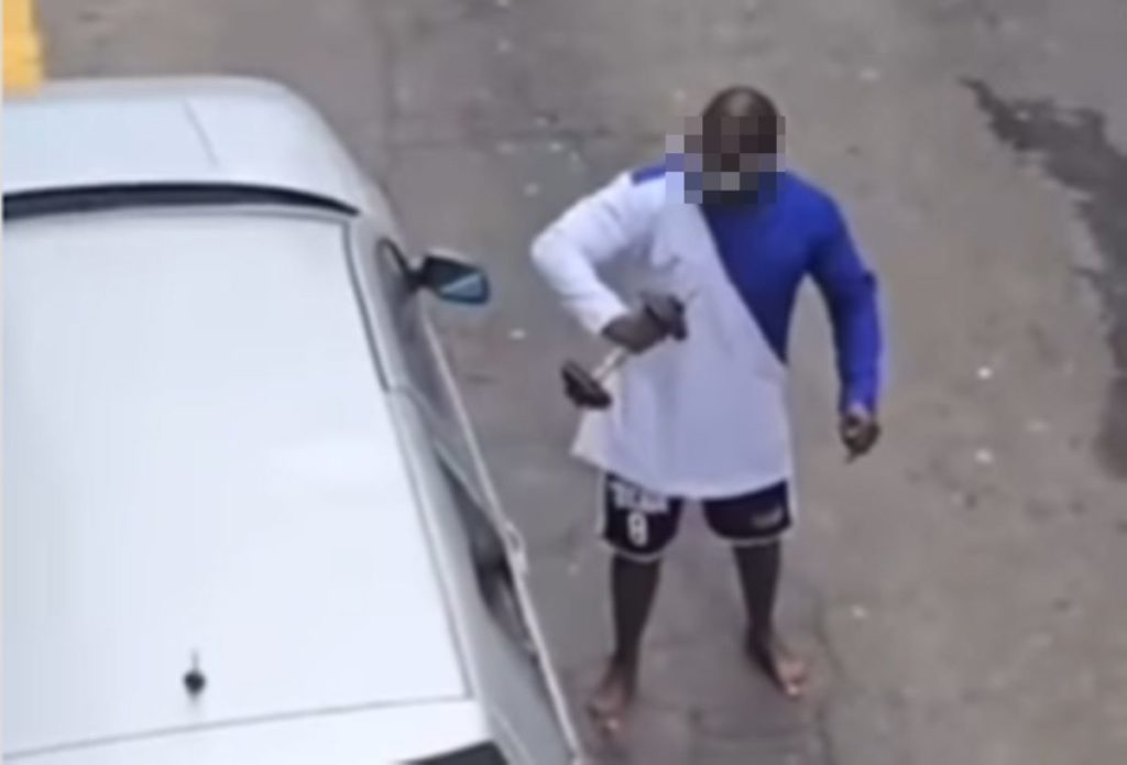 Destroza un coche con una mancuerna, amenaza de muerte con un cuchillo y se enfrenta a la Policía Local en Tenerife