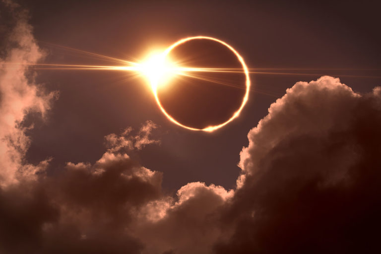 cuenta-atr-s-para-el-eclipse-solar-total-sanidad-exige-estas-gafas