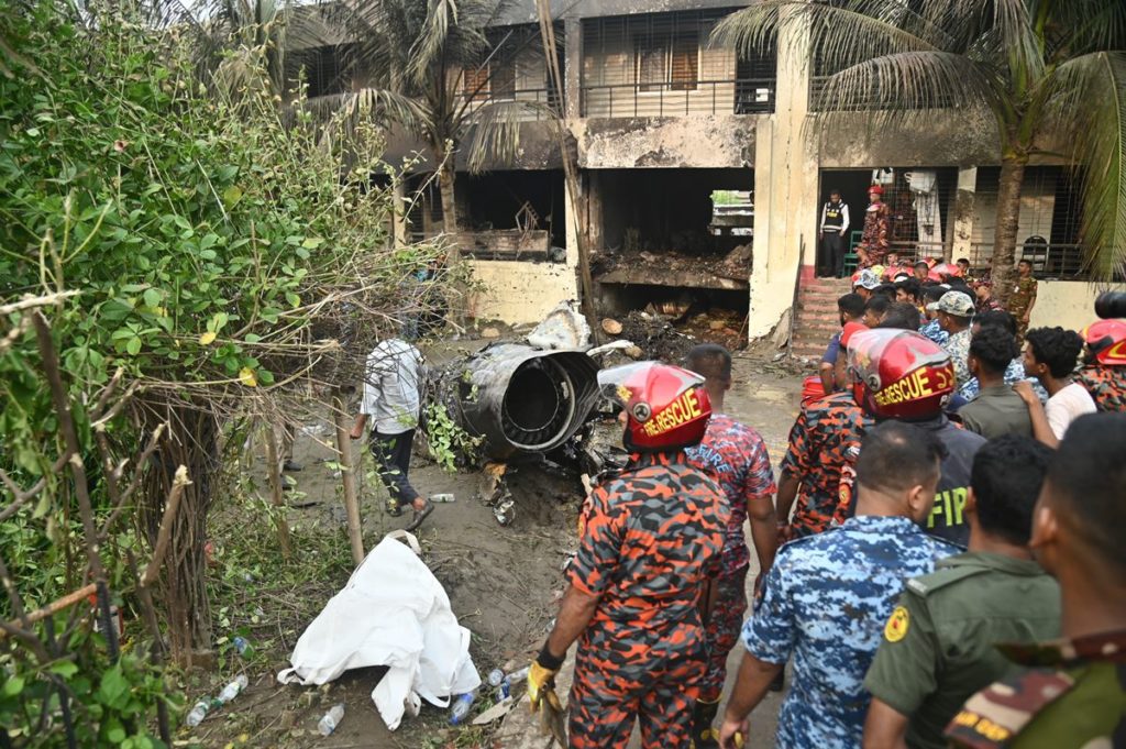 Crecen a 22 muertos, casi todos niños, por la colisión de un avión del Ejército en un colegio en Bangladesh