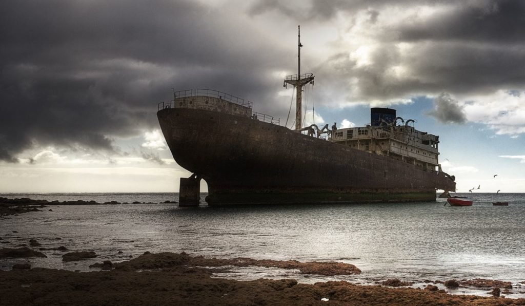 El fantasmagórico barco abandonado en Canarias que han usado narcos