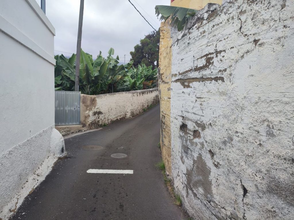 La surrealista situación de un camino en Tenerife: en menos de dos metros circulan vehículos y personas