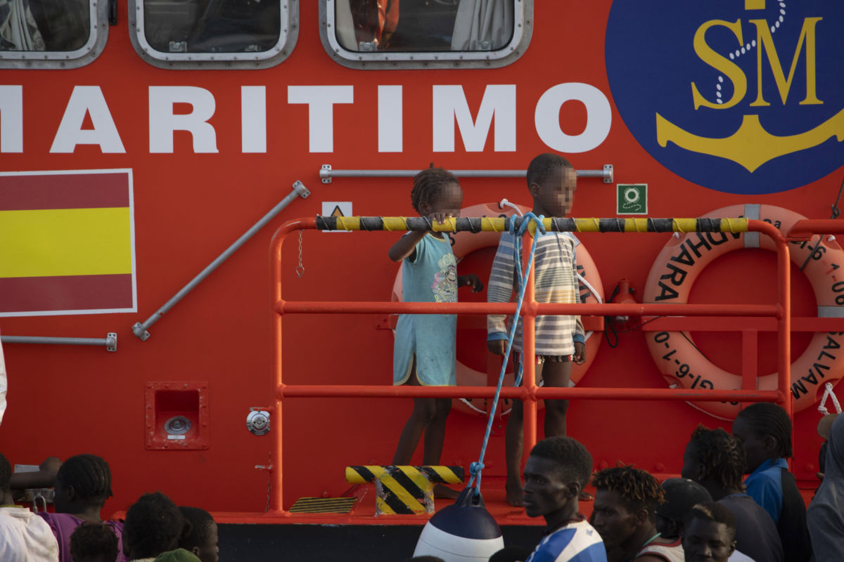 El Gobierno no revela aún el destino en la Península de un millar de menores migrantes en Canarias "para evitar problemas"