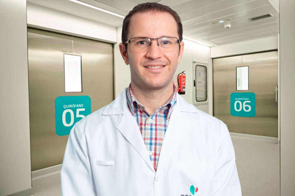 Luis Eduardo Pérez, doctor especialista en el pasillo de quirófanos de un hospital Quirón Salud Tenerife