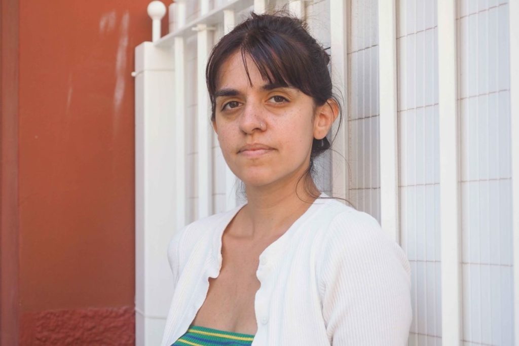 Alexandra Delgado posa en su casa durante la entrevista.