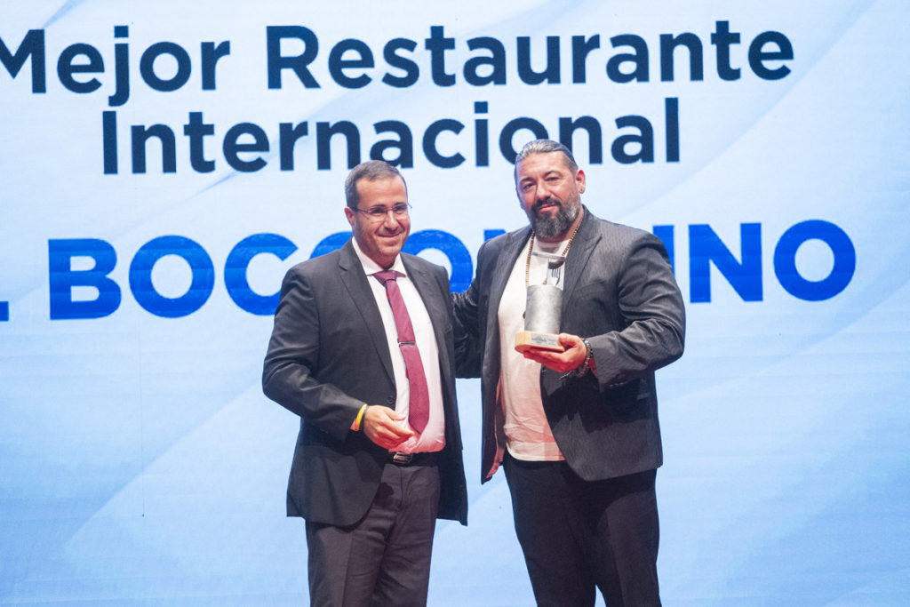 Pavanelli displays the award alongside Pérez.