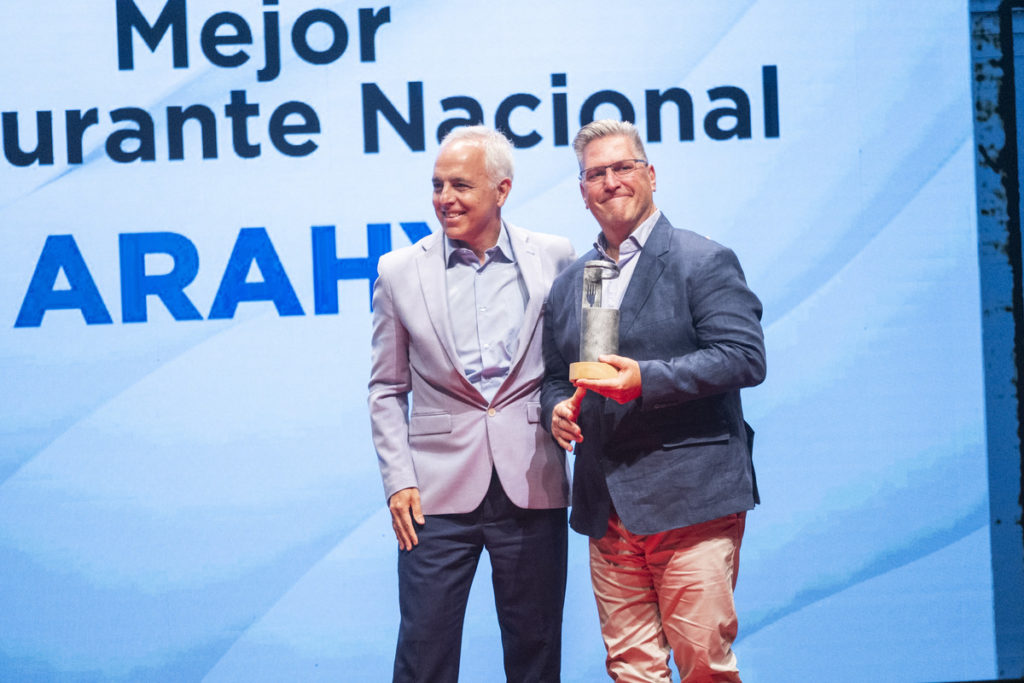Ynglada receives the prize from Hernández. F.P.