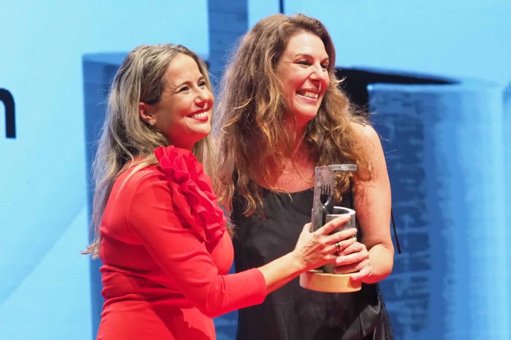 Carmen Pérez and María Ritter, smiling. Sergio Méndez