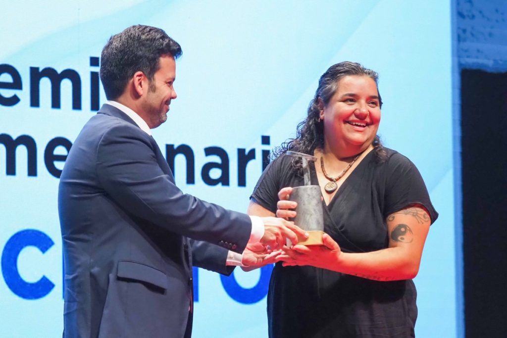 García Cabello congratulates Diana Marcelino.