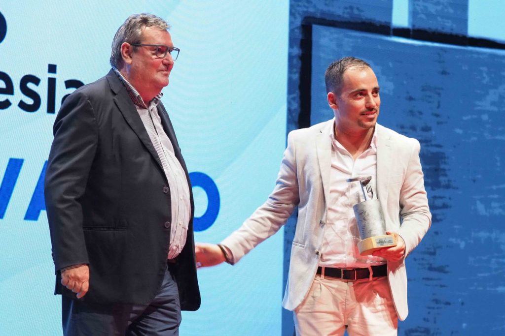 Conde presents the award to Miguel Navarro.