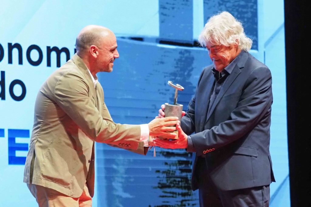 Caco Senante and Cabello, with the statuette.