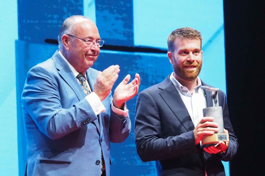 Mariano Pérez applauds Rubén Cuesta. Sergio Méndez