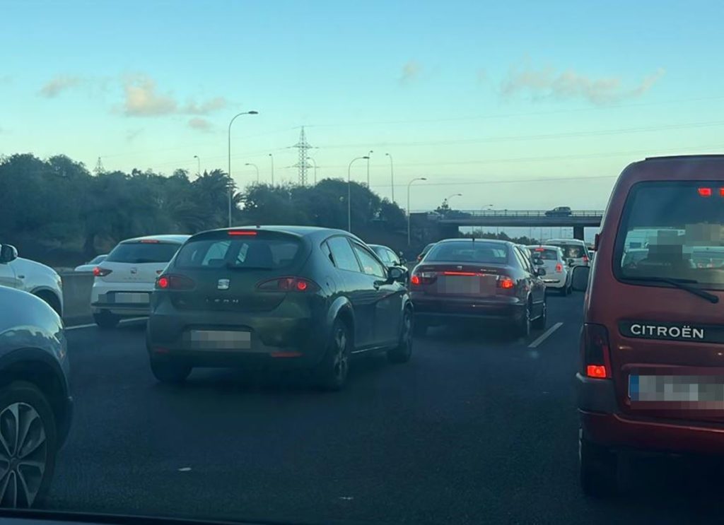 Colas kilométricas por un accidente en la TF-5: hay varios carriles cortados