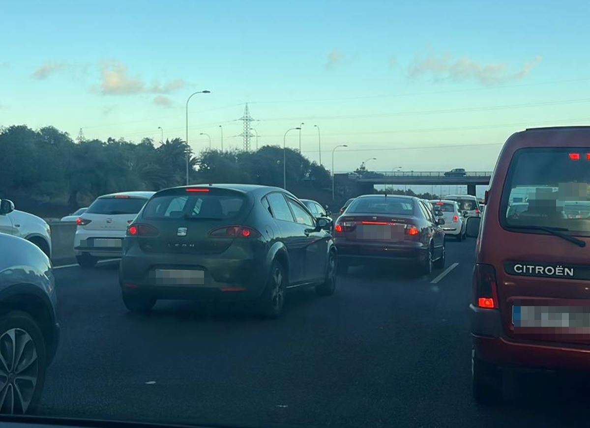 Colas kilométricas por un accidente en la TF-5: hay varios carriles cortados