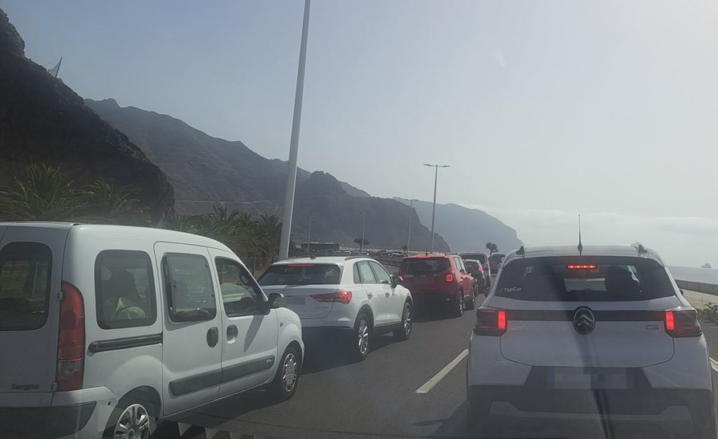 La historia se repite, colas kilométricas para ir a Las Teresitas: "En esta Isla no cabe un coche más"
