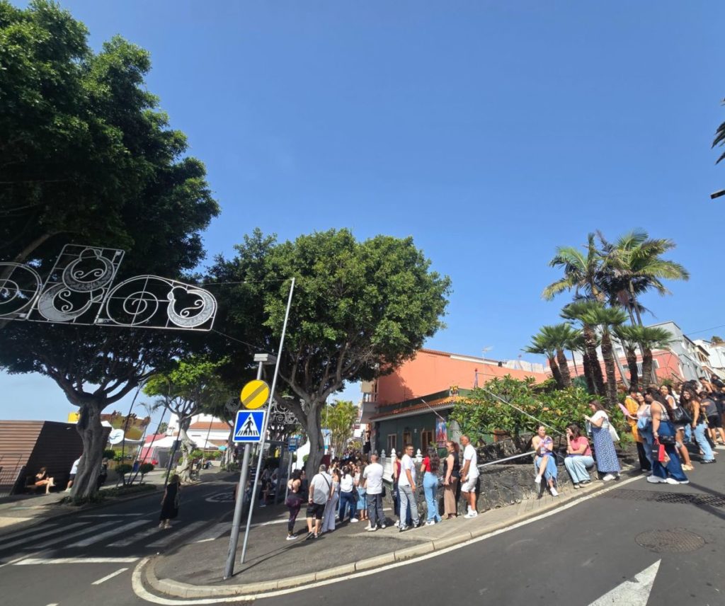 La firma "más grande de la historia" de la librería más popular de Tenerife