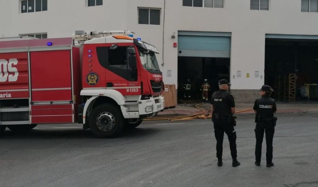 Un incendio en una nave industrial en Canarias deja cuatro heridos