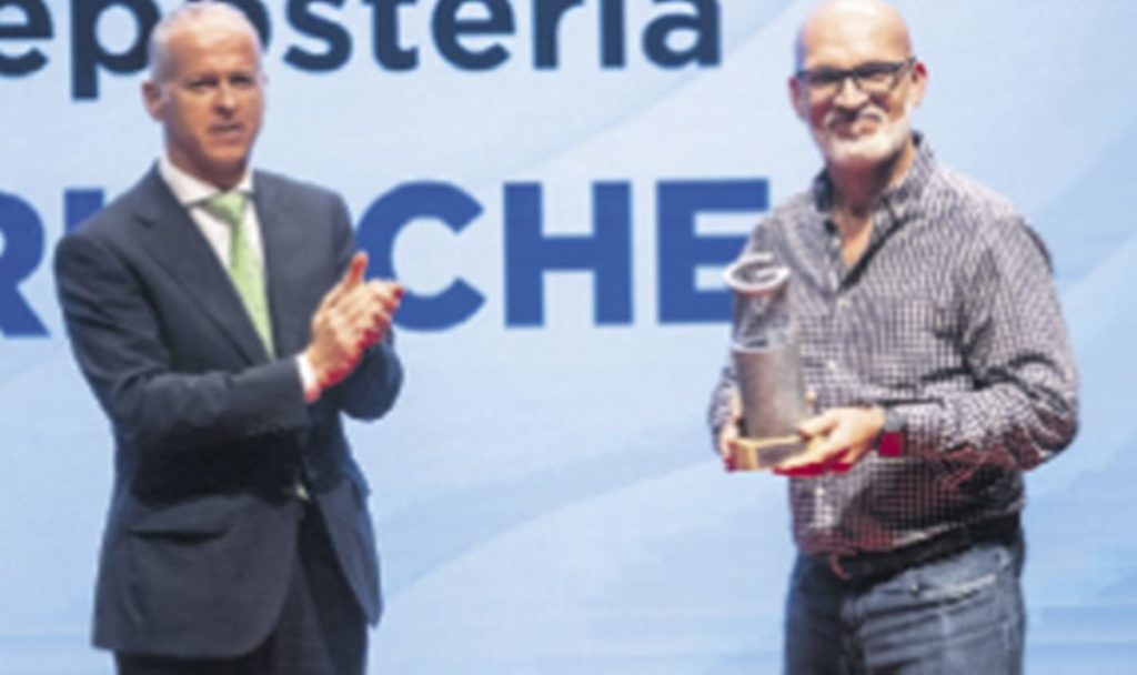 Rodríguez poses with the award alongside Del Castillo.