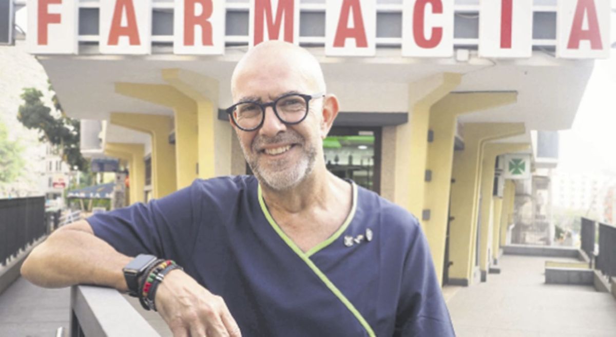 Julio Fuentes, delante de la farmacia en la que ha trabajado desde los 14 años. DA
