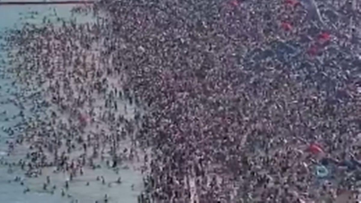 Imágenes de la playa abarrotada en China. E.E.