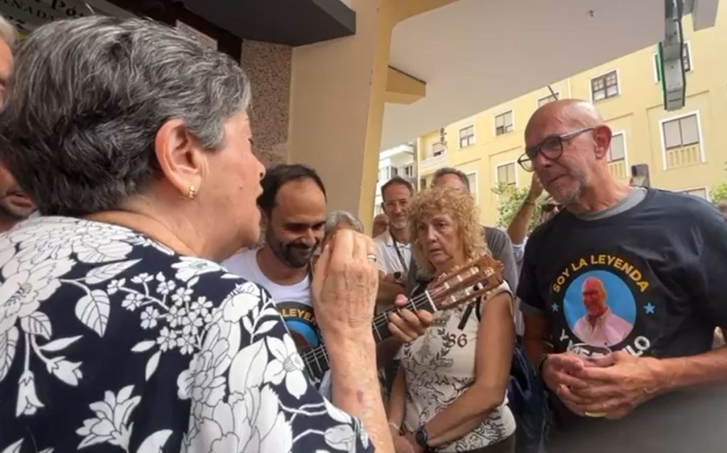 El barrio 'entero' de El Toscal despide entre folías, libros y aplausos a Julio Fuentes, quien les cuida desde hace medio siglo
