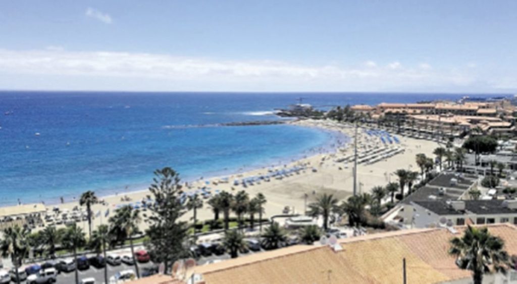 Vista aérea de la playa de Las Vistas, en Arona.