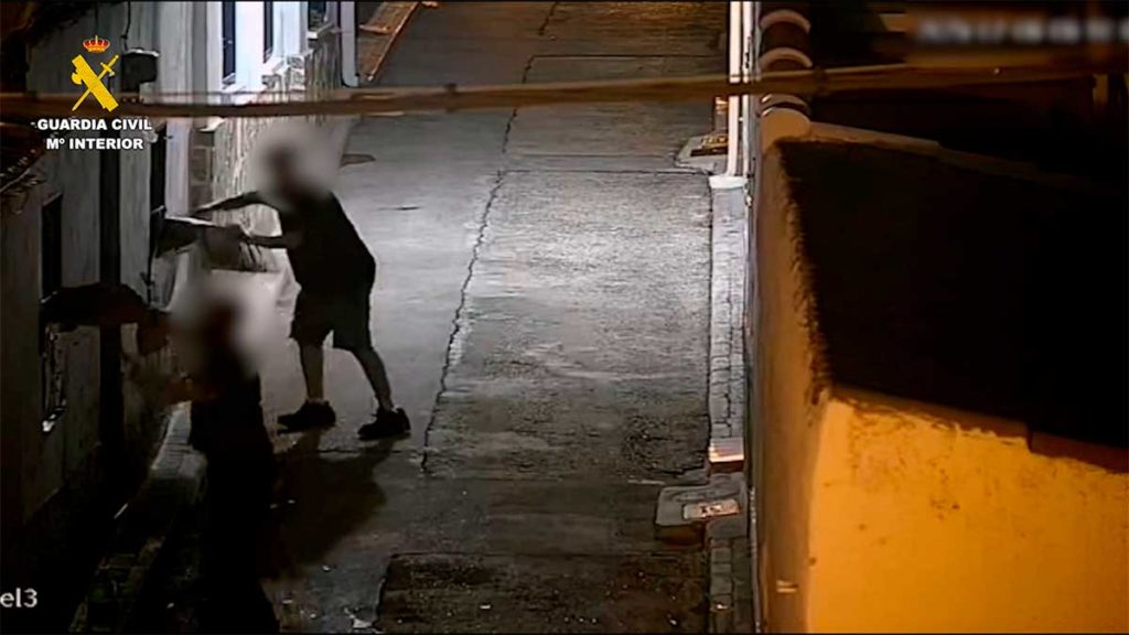 Dos detenidos por arrojar lejía y botellas a personas vulnerables