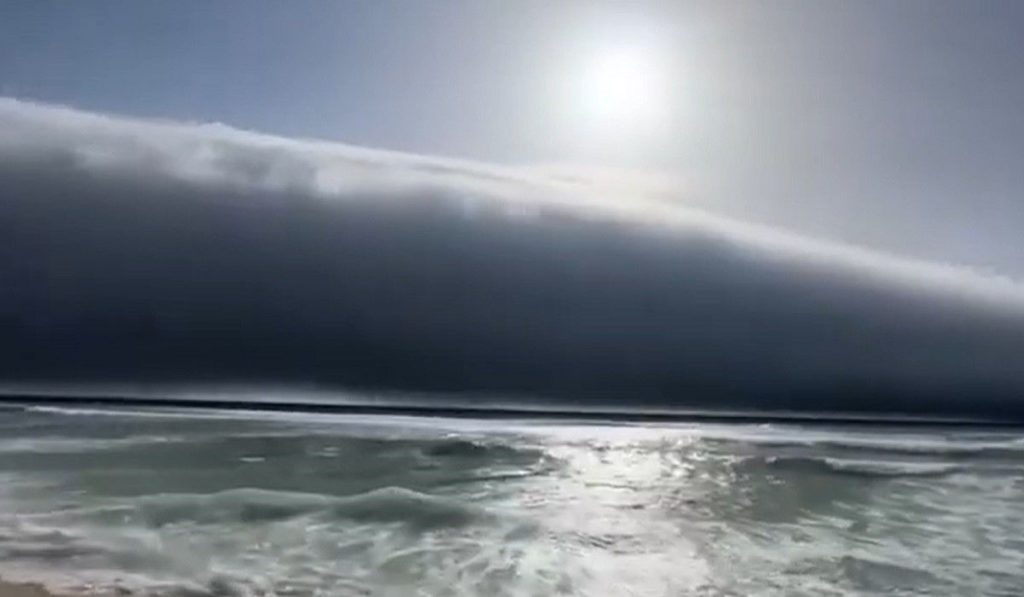 La ‘nube tsunami’ que asustó a todos en la playa: parecía sacada de una película