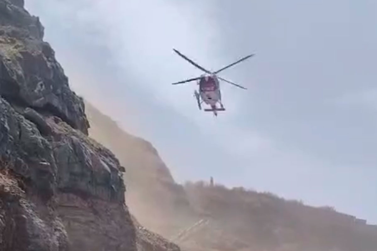 Dos personas rescatadas en helicóptero tras quedar atrapadas en una playa cerrada en Tenerife