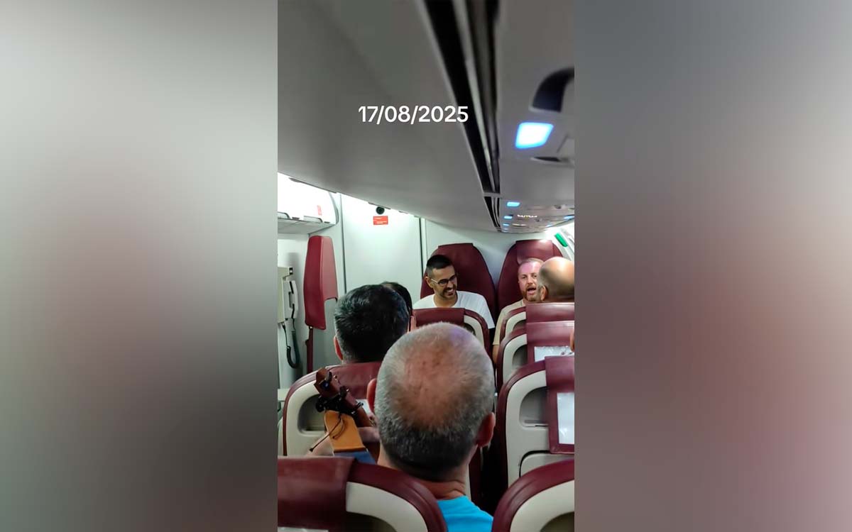 Parranda a bordo de un Binter: "¡Arriba mi gente canaria!"