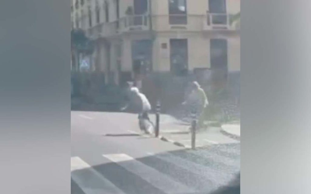 Nueva 'víctima' del carril bici en Santa Cruz: tropieza y cae de bruces sobre el asfalto