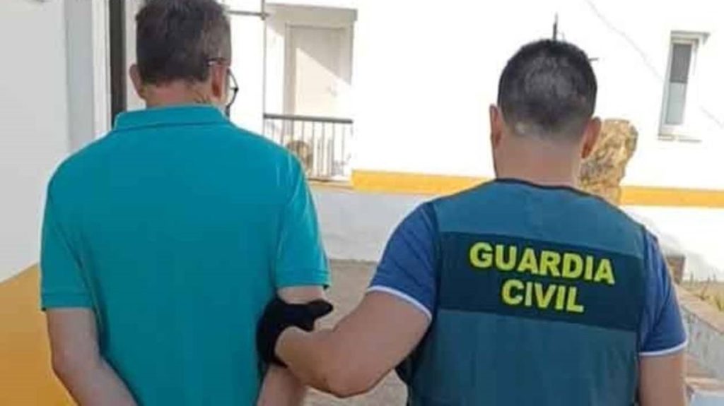 Simula ser víctima y se lleva una sorpresa: la Guardia Civil lo acusa de tres delitos