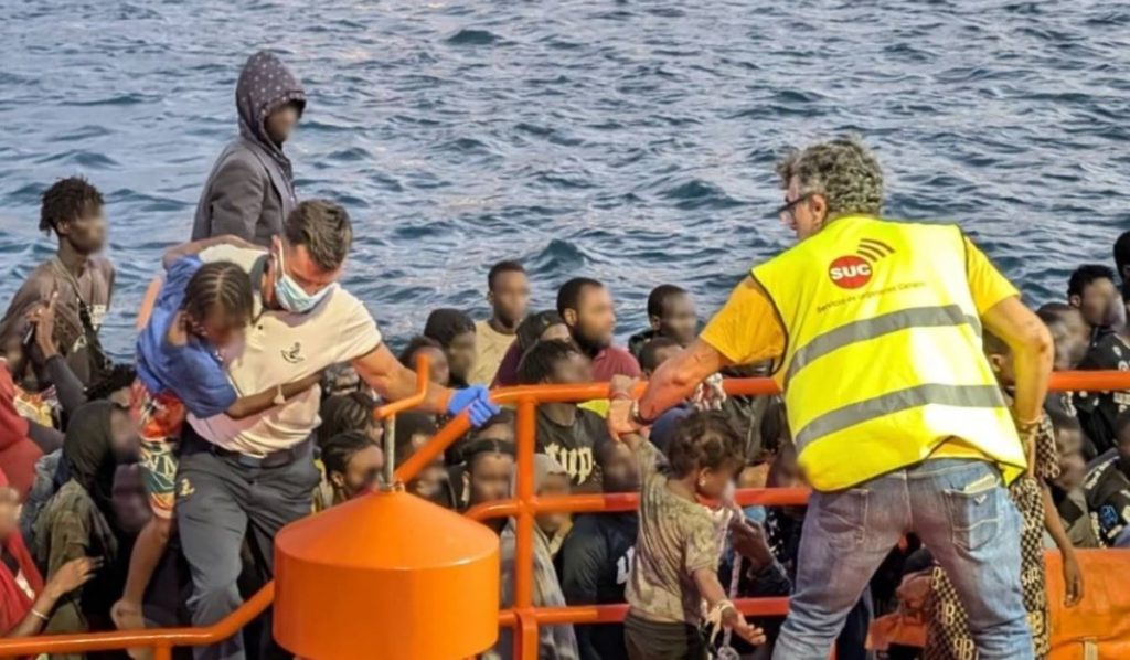 Efectivos del SUC en el rescate de un cayuco en el puerto de La Restinga, en El Hierro, con menores migrantes. Archivo 112 Canarias
