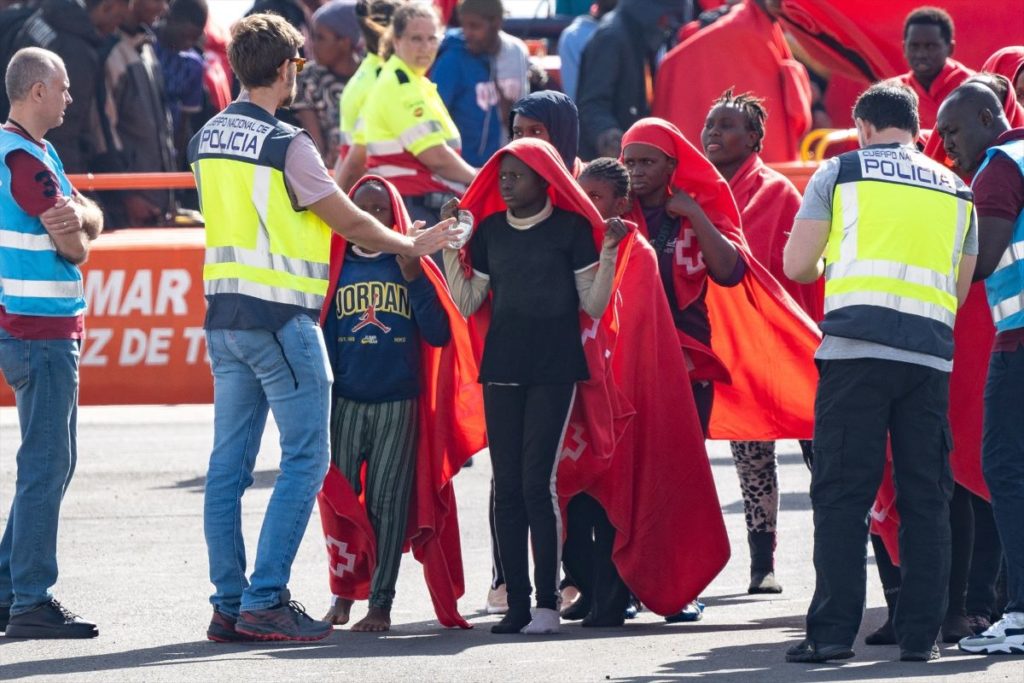 Servicios sanitarios atienden a migrantes llegados en cayuco a Lanzarote, Canarias. Archivo EP