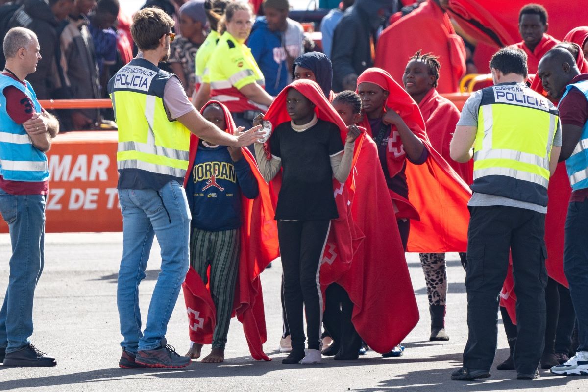 Servicios sanitarios atienden a migrantes llegados en cayuco a Lanzarote, Canarias. Archivo EP