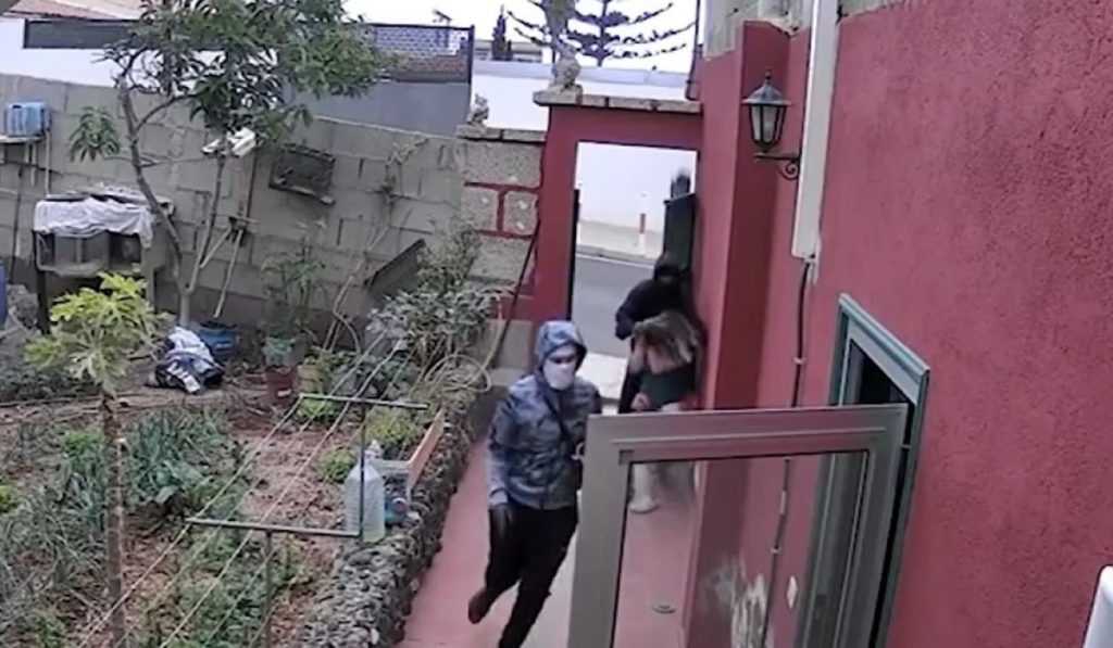 Imagen de la cámara de seguridad durante el asalto de dos jóvenes a una mujer en su casa en Tenerife. Guardia Civil