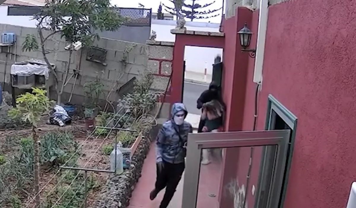 Imagen de la cámara de seguridad durante el asalto de dos jóvenes a una mujer en su casa en Tenerife. Guardia Civil