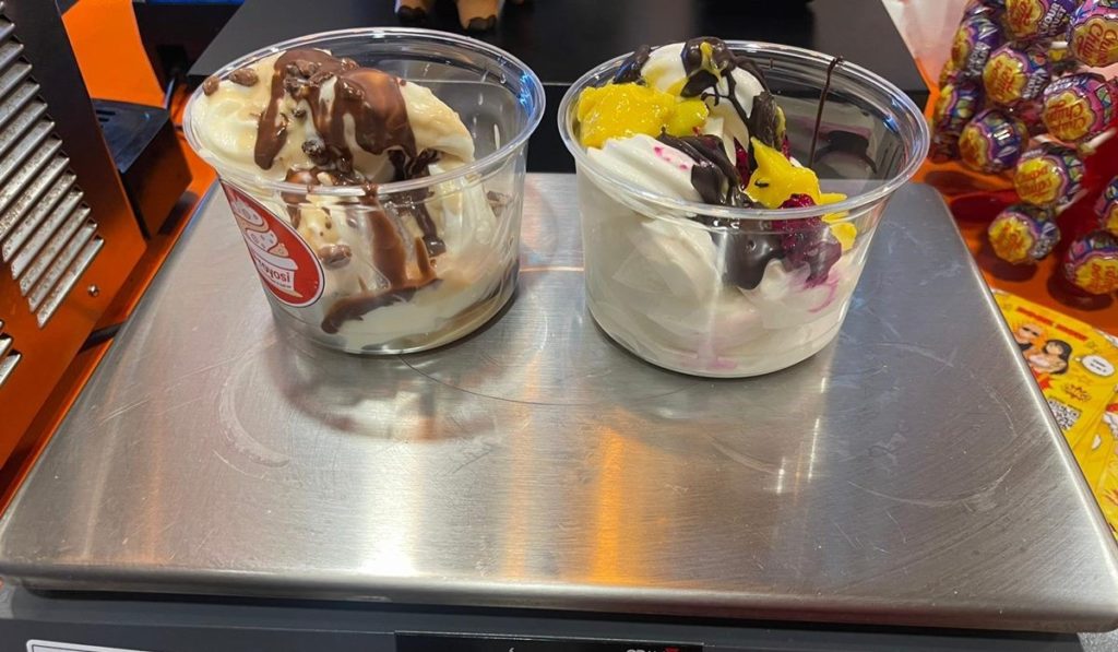 Llega a Tenerife el primer self service de helados: podrás comprarlos al peso y escoger entre estos 100 toppings