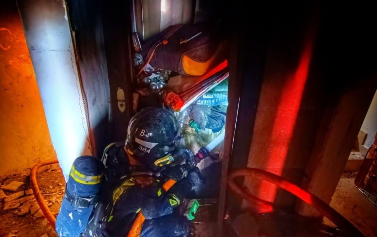 Rescatan a dos personas y un perro en el incendio de una vivienda en Tenerife