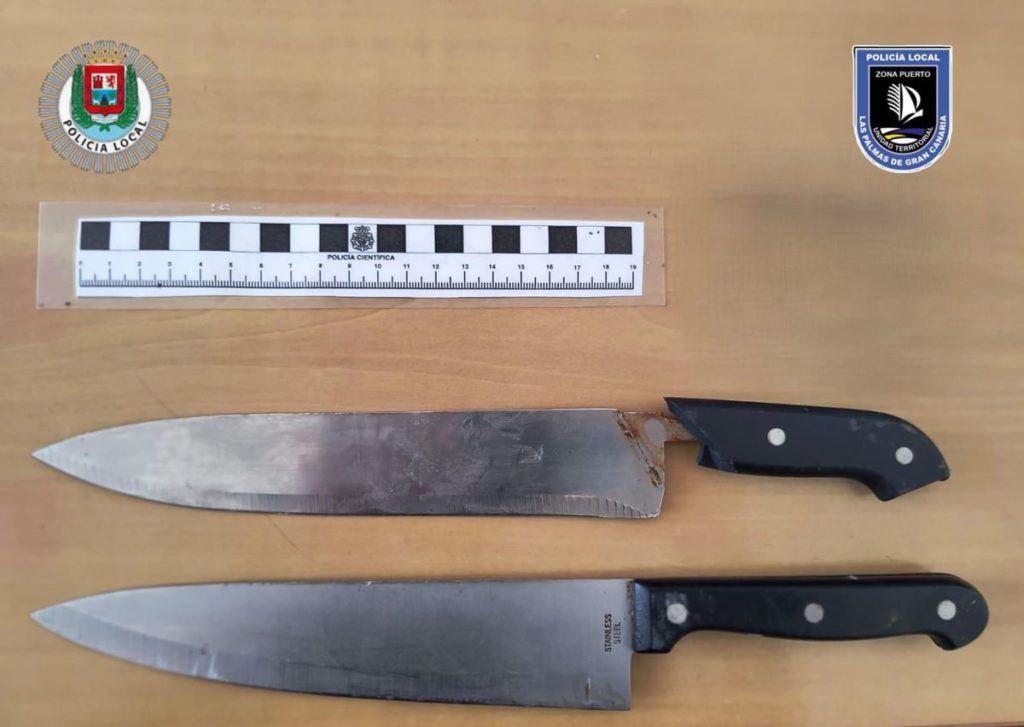 Con dos cuchillos enormes y borracho: un hombre amenaza en plena calle en Canarias