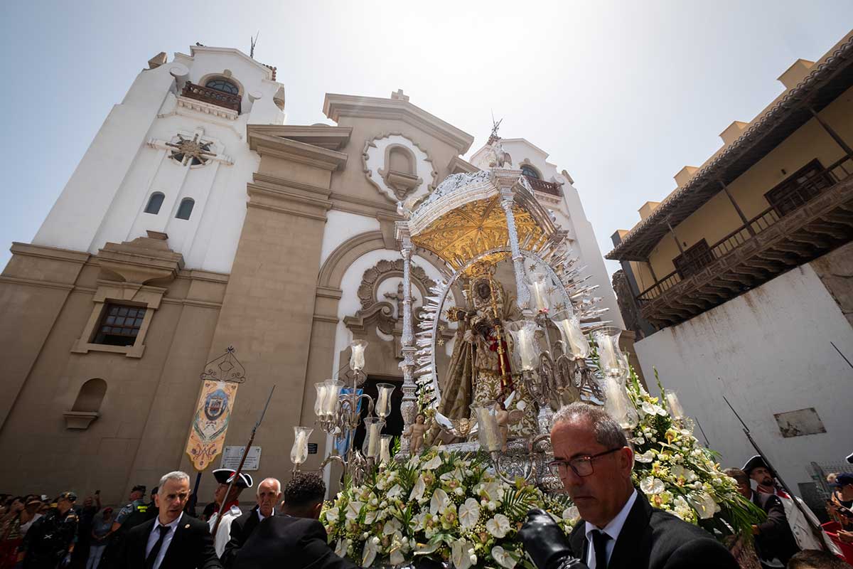 La fe, el calor y la menor afluencia marcan el día grande de Candelaria en honor a la Patrona de Canarias