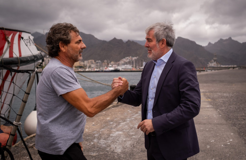 El barco de Open Arms, atracado este jueves en Tenerife, estará dos meses en Canarias para visibilizar el drama de la ruta atlántica. Fotos: Fran Pallero
