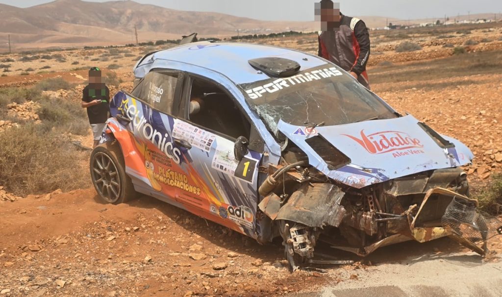 Susto en un rally en Canarias: un aparatoso accidente acaba con un coche fuera de la vía
