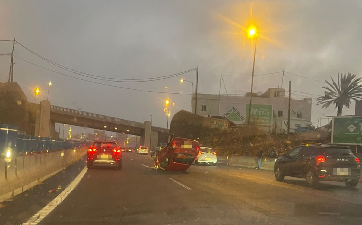 Vuelca un vehículo en Tenerife: el condcutor rechaza ir al hospital